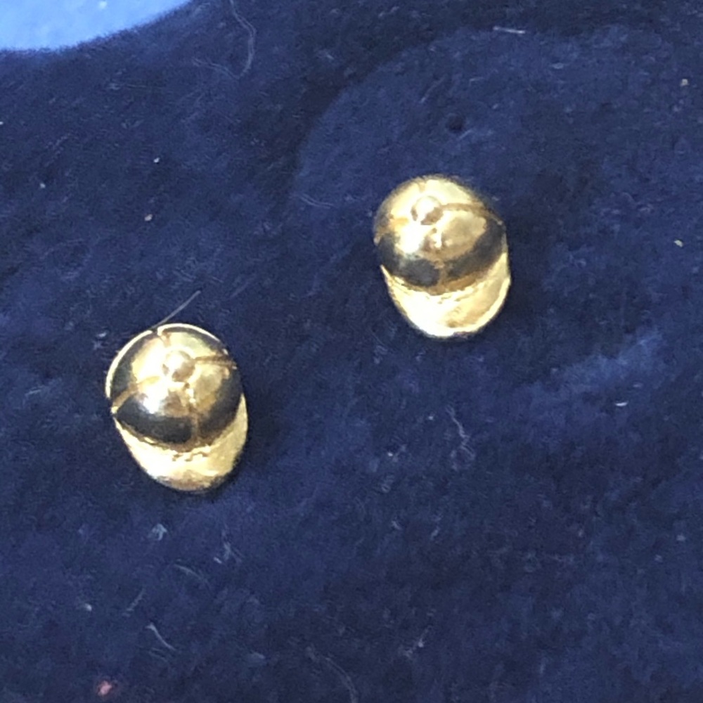 English hunt hat stud earrings